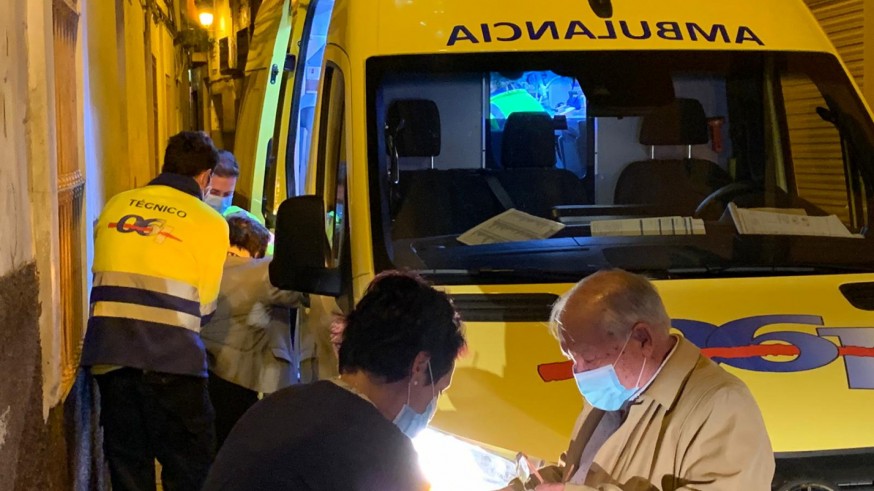 Una ambulancia atiende a la mujer herida al tirón