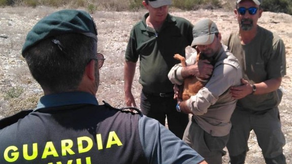 El cazador con su perro después de ser rescatado por la Guardia Civil