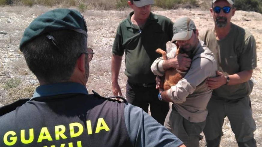 El cazador con su perro después de ser rescatado por la Guardia Civil