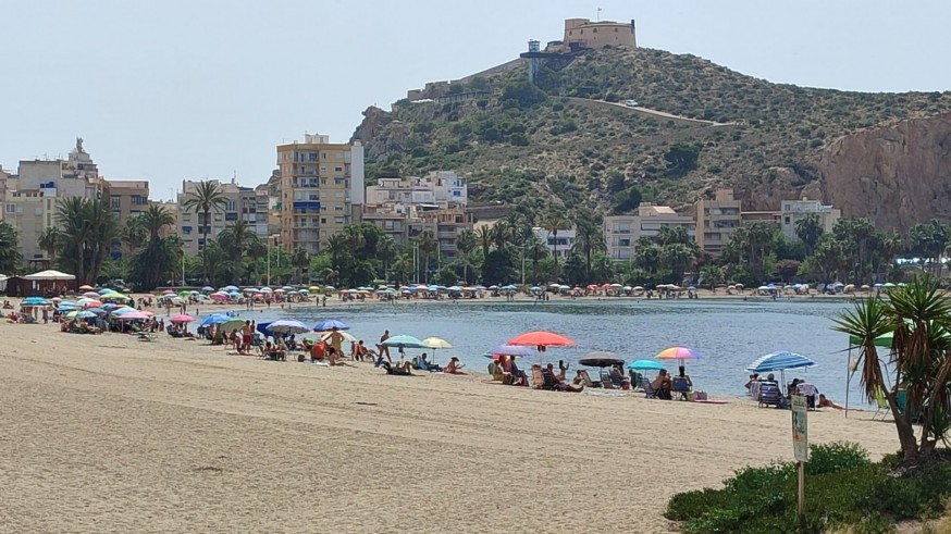 Los bañistas nos cuentan cómo están en las playas de Águilas