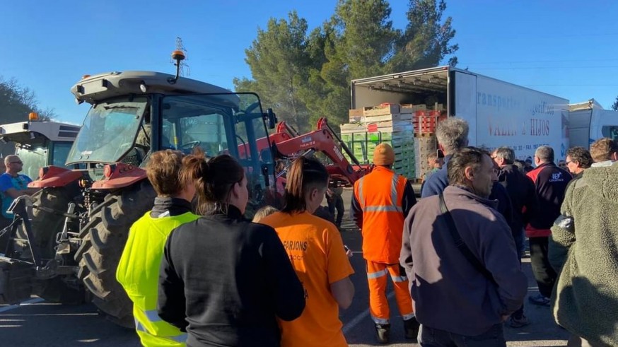 El 60% de la flota de camiones murcianos, paralizada en Francia por las protestas de los agricultoresV