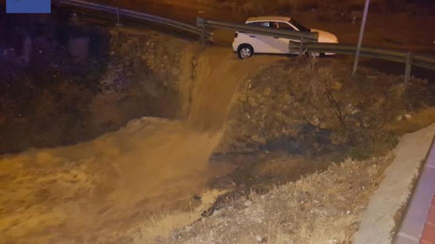 Vehículo a punto de caer en la rambla de Espinardo