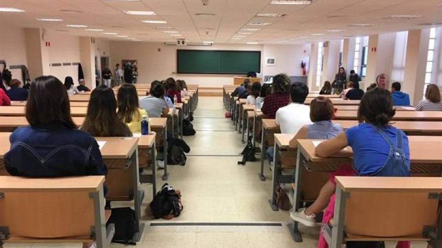 Opositores en un examen