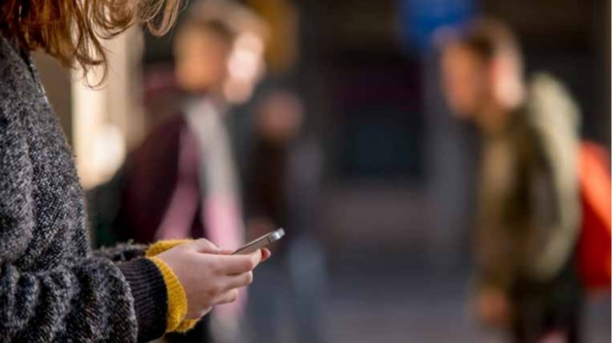 Casi la mitad de los adolescentes conoce a jóvenes que controlan a sus parejas en Internet, según Save the Children