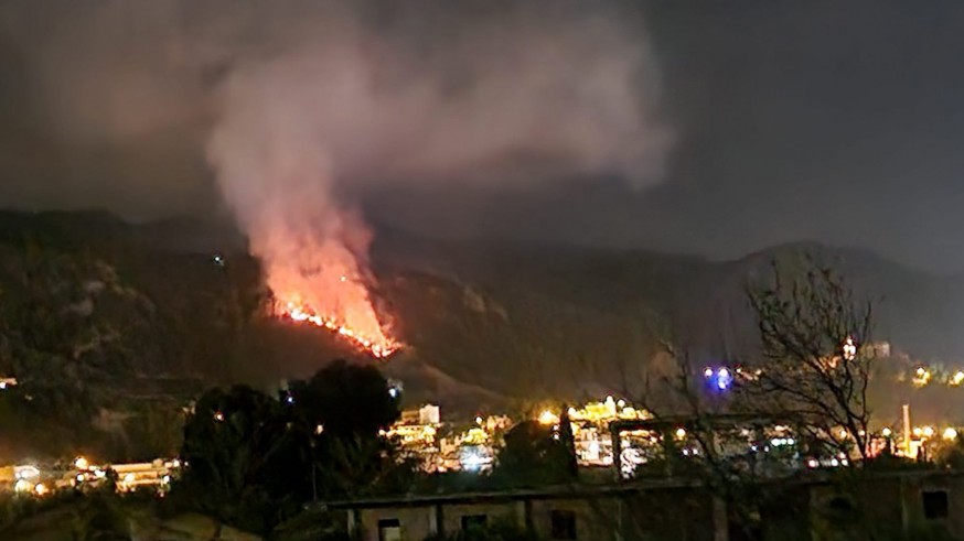 Arde el parque natural El Valle-Carrascoy en un área próxima al santuario de la Fuensanta en Algezares