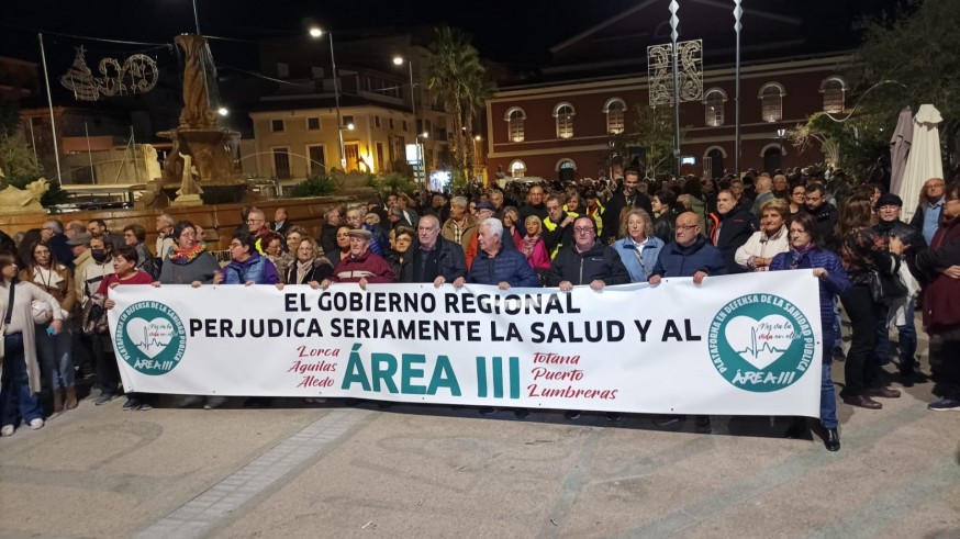 Más de mil personas piden en Lorca más medios y menos listas de espera