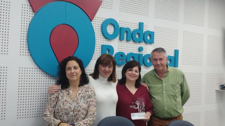Nieves M. Hidalgo posa con el equipo de Murycía y el premio que le ha otorgado la Fundación La Caixa a la Fundación Cattell Psicólogos