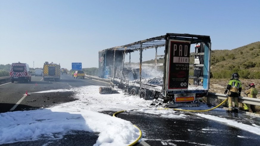 Extinguido el incendio del camión que había quedado parado en la A-30