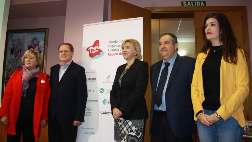 La consejera Violante Tomás (centro) ha acudido a la inauguración de la Jornada sobre Infancia