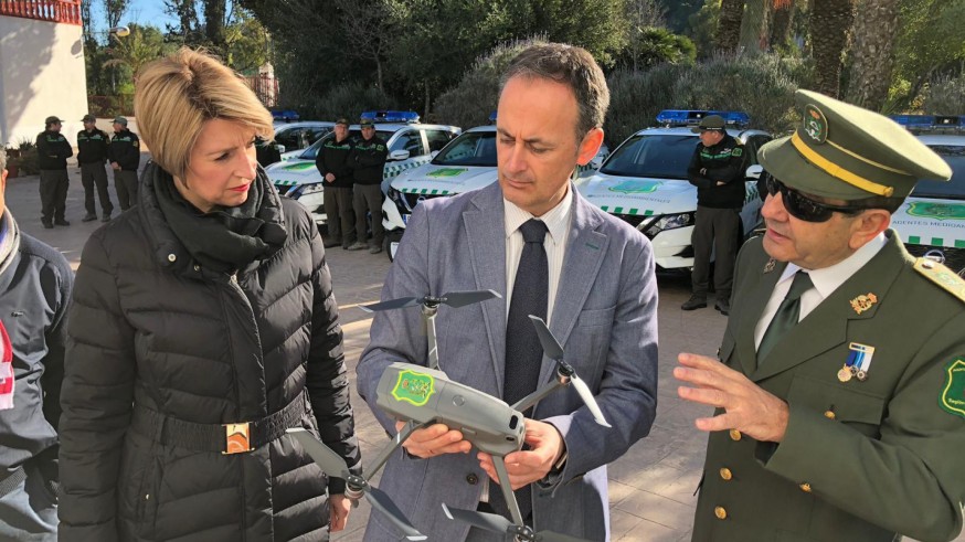 Entrega de los nuevos vehículos y equipamiento a los agentes ambientales