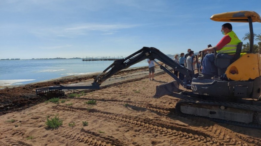 Excavadora retirando fangos de la playa de Estrella de Mar. ORM
