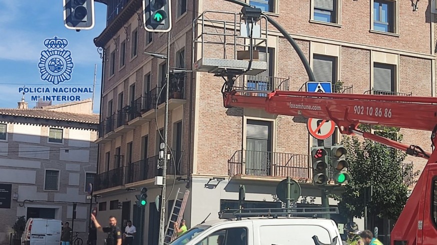 Rescatan a un trabajador que quedó atrapado entre la cesta de una grúa y un semáforo en Murcia