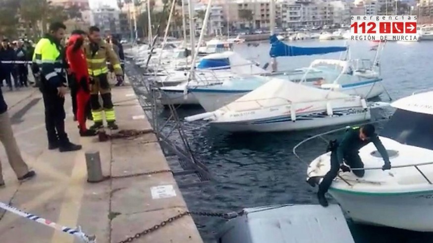 imagen de la furgoneta en el agua