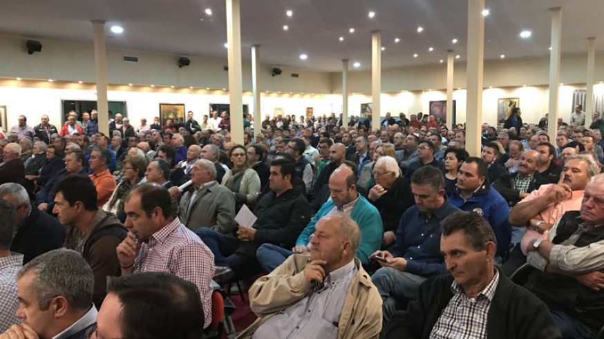 Críticas por la numerosa asistencia de políticos a la asamblea de regantes del Campo de Cartagena