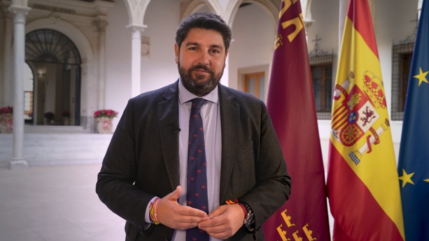 López Miras insta a "defender y proteger" la democracia y la libertad en el Día de la Constitución