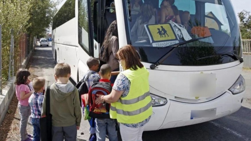 Niños subiendo a un autobús escolar. FROET