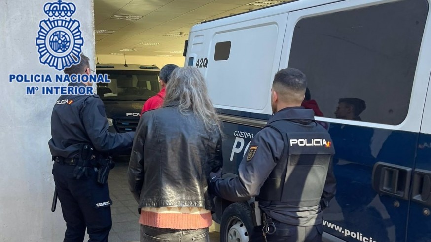 Un policía fuera de servicio sorprende a 2 personas tratando de forzar una peluquería en Murcia