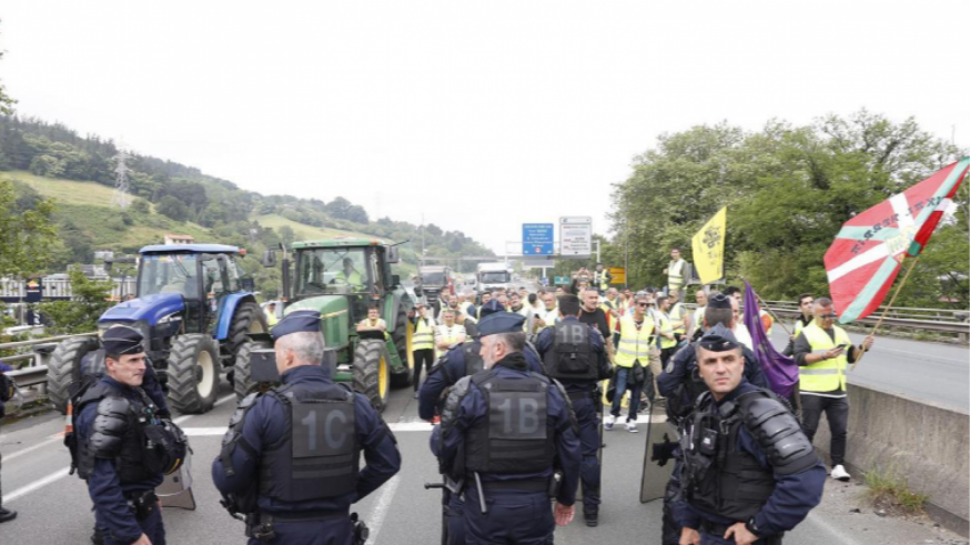Camioneros murcianos bloqueados en la frontera francesa por las protestas de agricultores galos