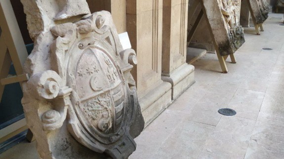 18 escudos heráldicos están en mal estado de conservación en el Museo Arqueológico de Murcia según Huermur