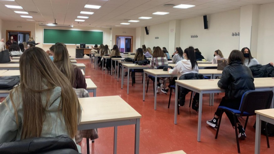 Alumnos realizando exámenes. Foto: ORM