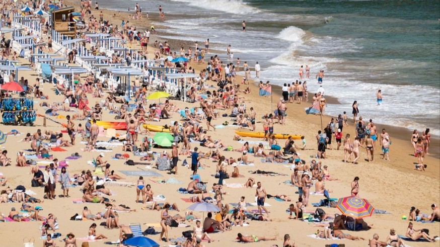 Las altas temperaturas ya están decidiendo los destinos de siete de cada diez españoles