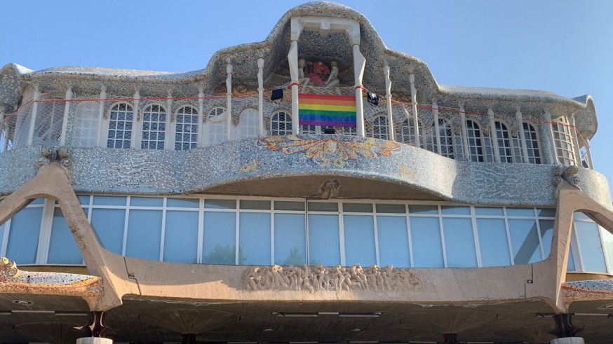 La fachada de la Asamblea Regional luce la bandera arcoiris con motivo del Día Internacional contra la Homofobia, la Transfobia y la Bifobia