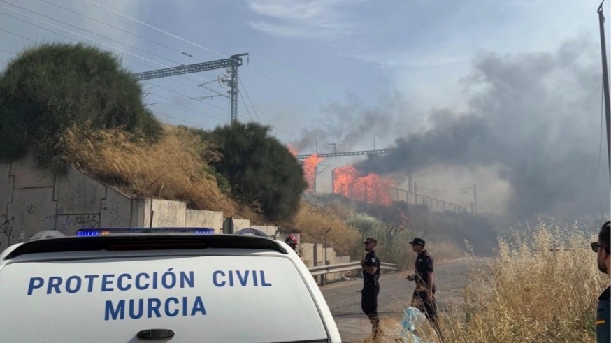 Un incendio corta las vías del tren en Murcia