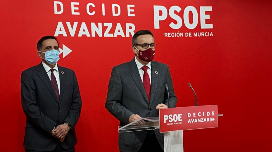 Conesa, acompañado por José Antonio Serrano, candidato del PSOE en la moción de censura en el ayto. de Murcia
