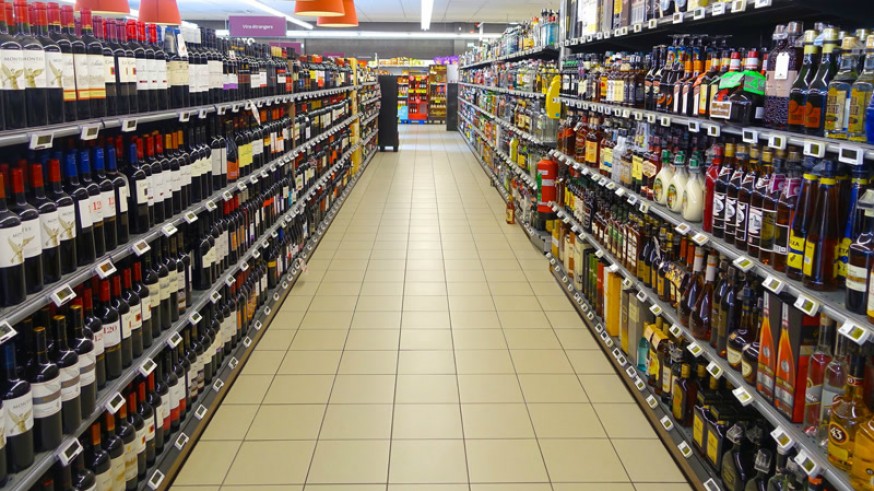 Lineal de bebidas en supermercado