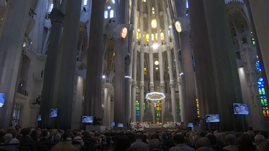 El papa León XIV bendice la Torre de Jesús de la Sagrada Familia