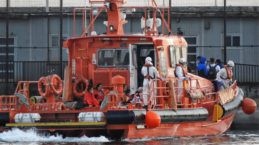 Embarcación de Salvamento Marítimo traslada inmigrantes al puerto de Almería. Foto: @Heroesdelmar