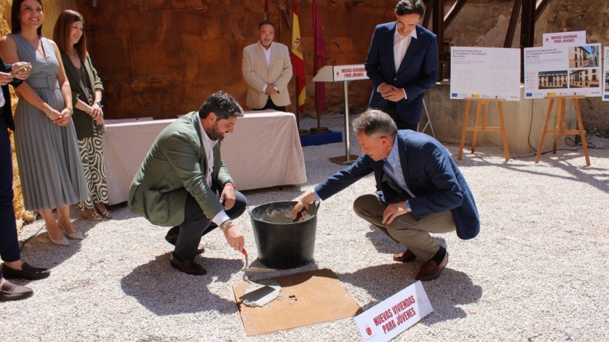 Ponen la primera piedra de las 11 viviendas para jóvenes en Lorca