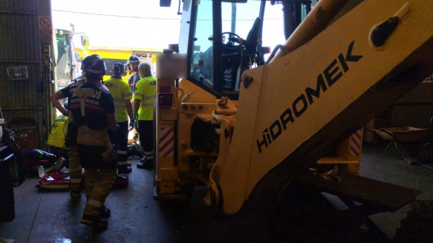 Muere un trabajador en Lorca aplastado por una máquina retroexcavadora