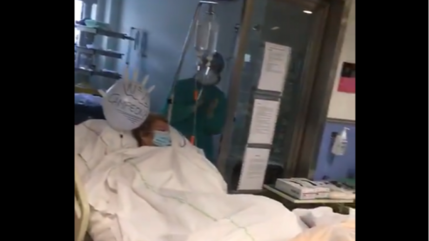 Una paciente ingresada por coronavirus sale de la UCI del Reina Sofía