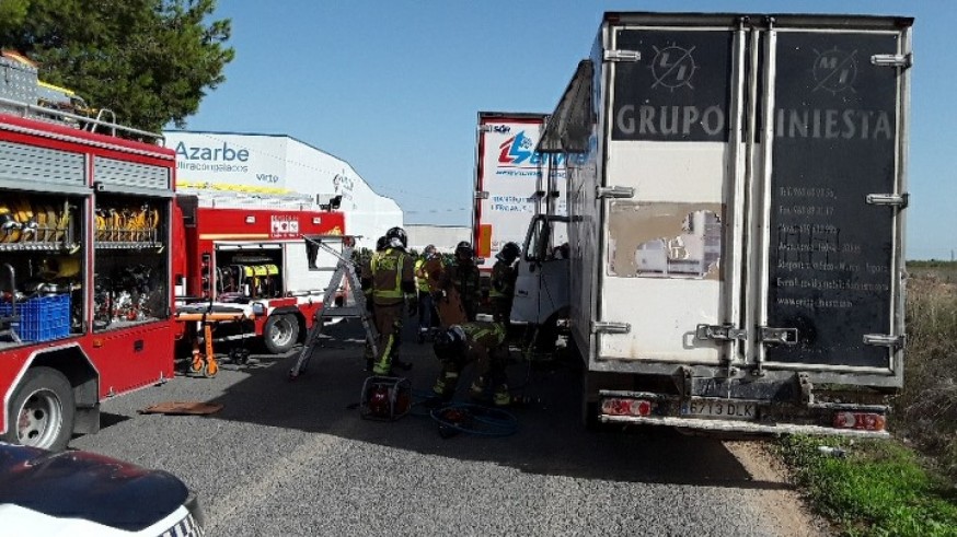 Herido un conductor tras la colisión entre dos camiones en Santomera