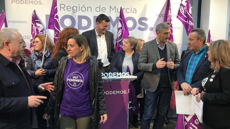 Representantes sindicales con miembros de Podemos