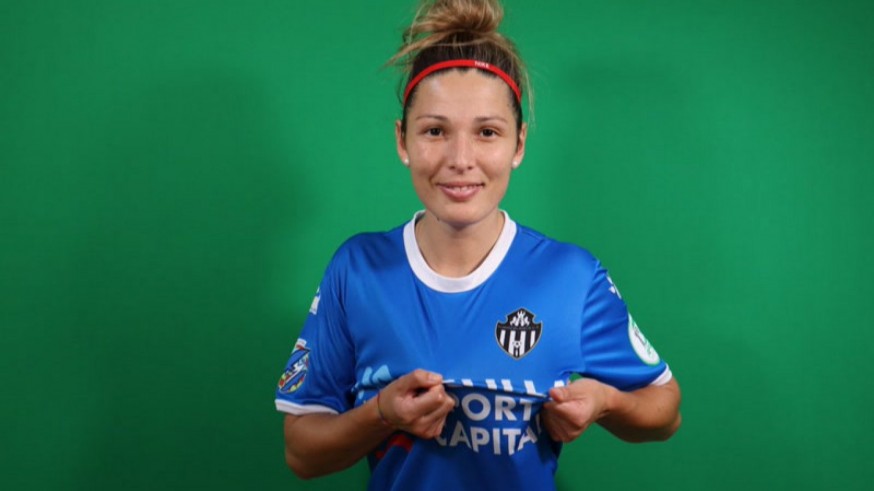 María Soto con la camiseta de su equipo. FOTO: María Soto.