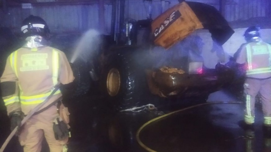 Los bomberos trabajando en el incendio