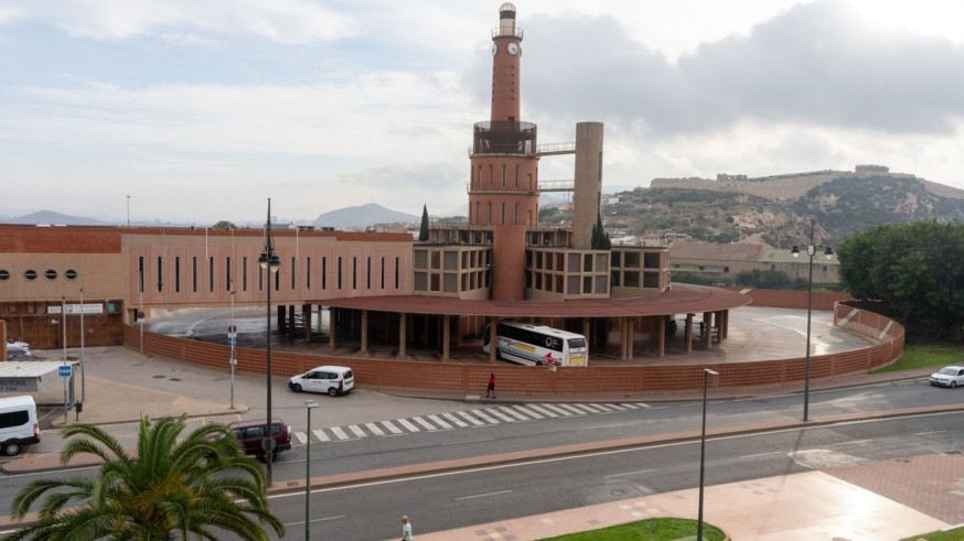 Los estudiantes de la Politécnica piden una sala de estudios en la estación de autobuses