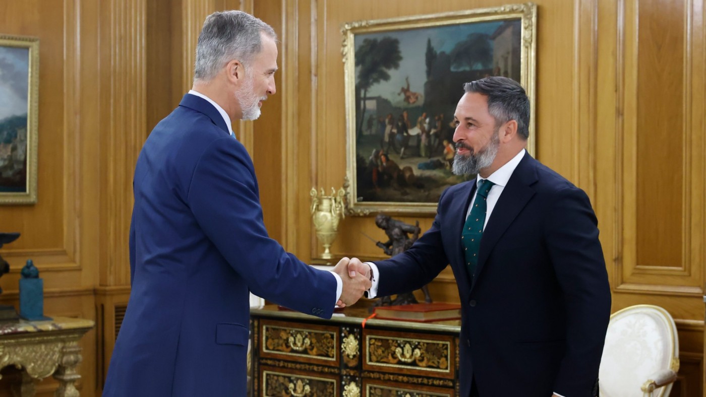 Abascal confirma al rey que apoyará a Feijóo si lo propone como candidato a la investidura