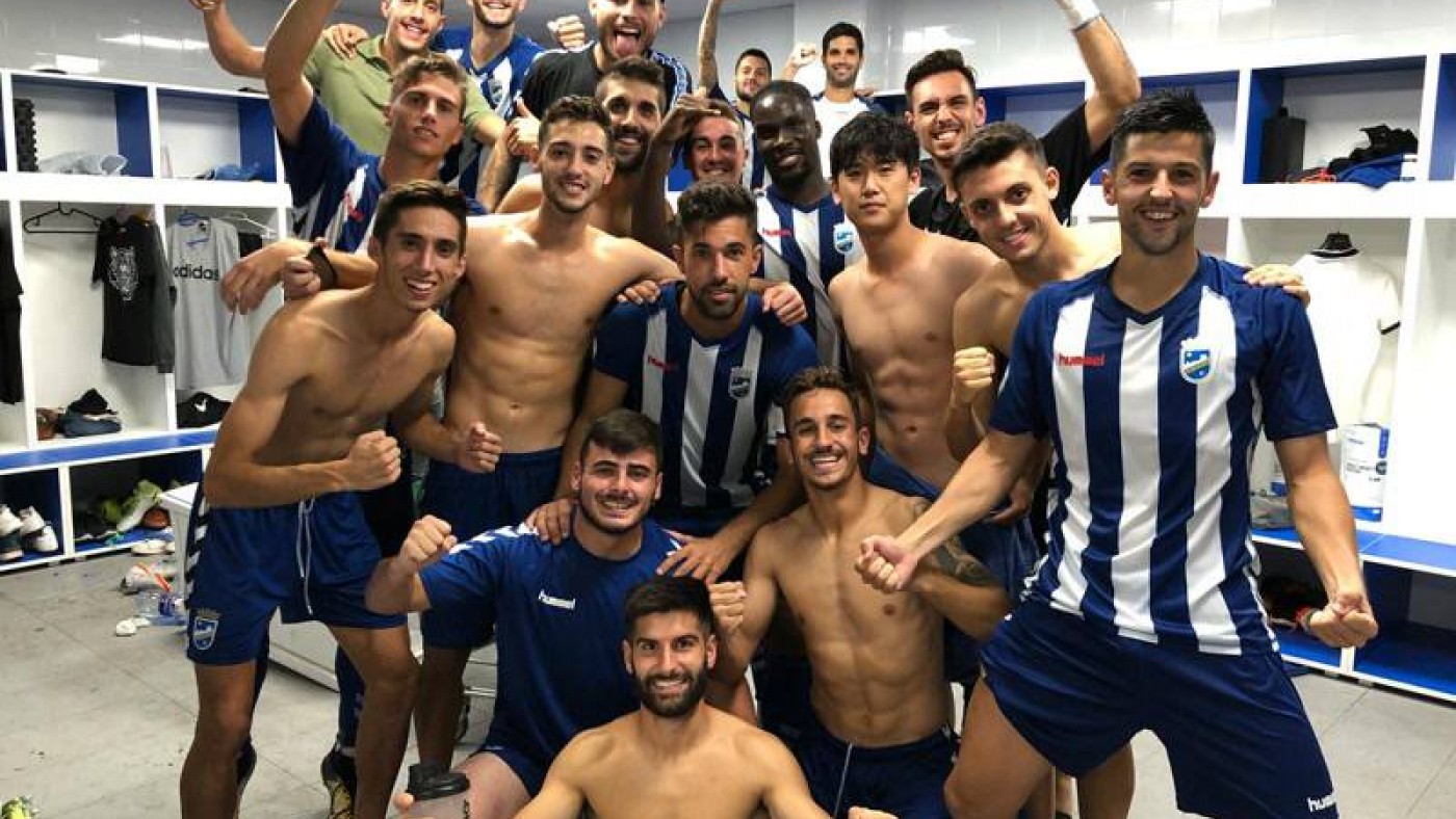 La plantilla del Lorca celebrando el pase a la siguiente ronda de la Copa