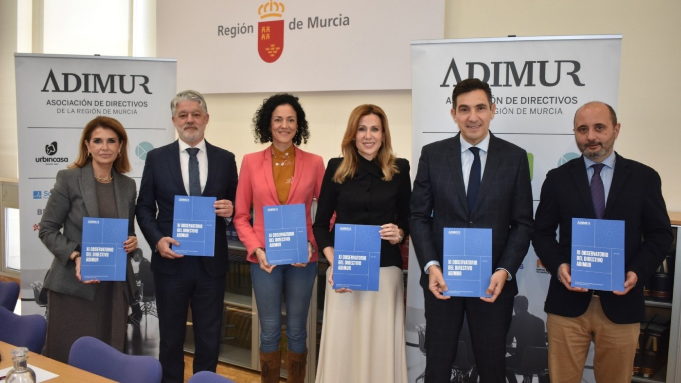 Responsables de ADIMUR junto a la consejera de Empresa en la presentación del informe. ADIMUR