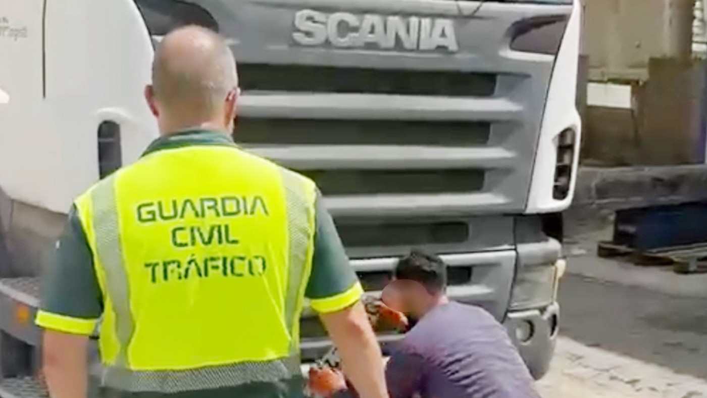 Investigan a un joven de 20 años por circular con un camión con matrícula falsa en Mula