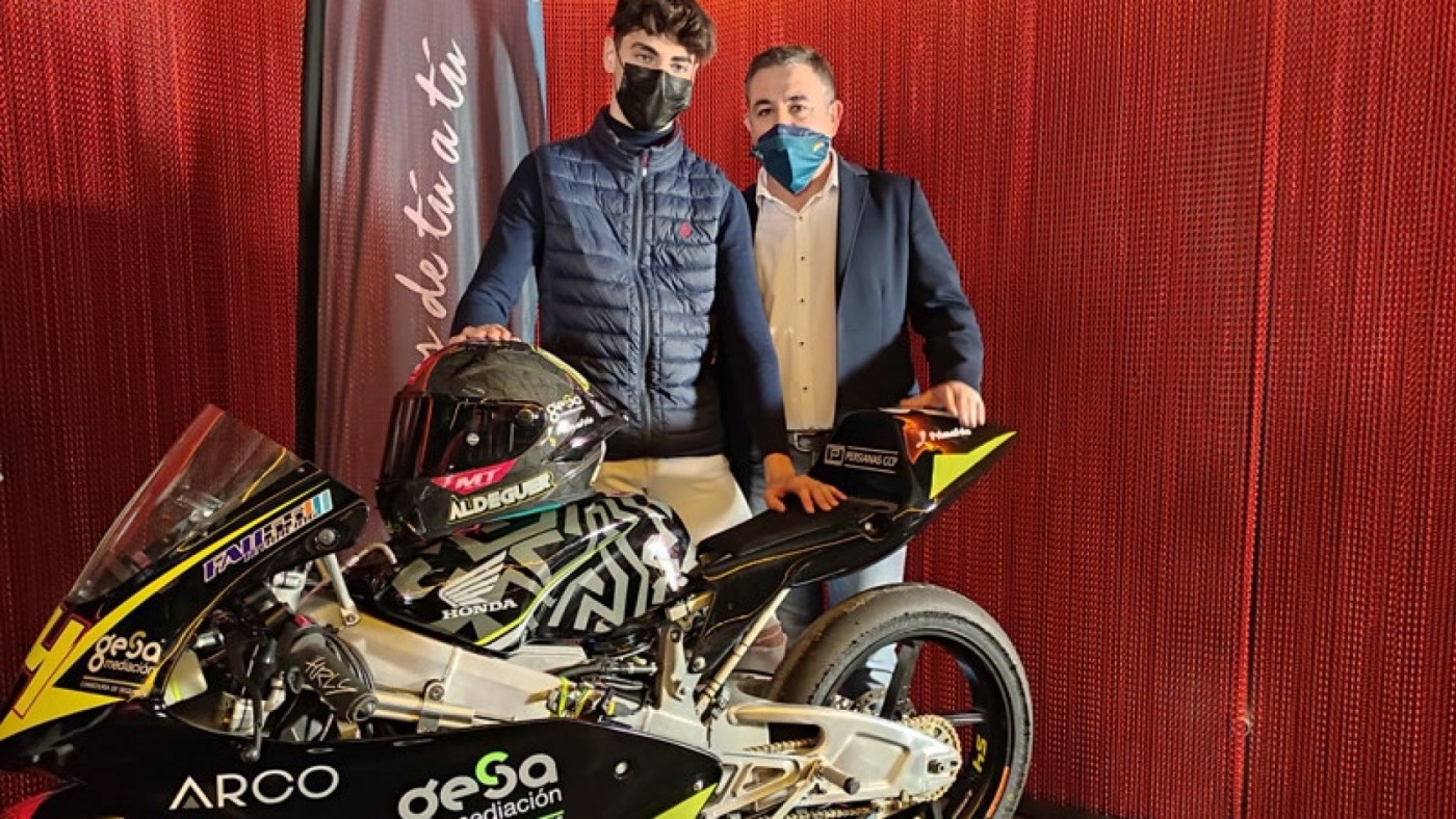 El joven piloto murciano Fermín Aldeguer junto a Mariano Albaladejo, director general de Gesa Mediación