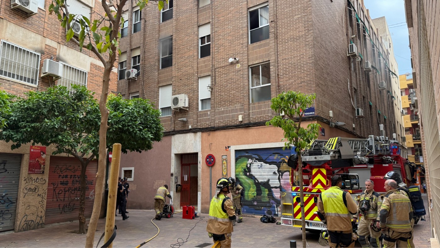 Una mujer de 75 años, rescatada por los bomberos tras un incendio en la plaza Yesqueros de Murcia