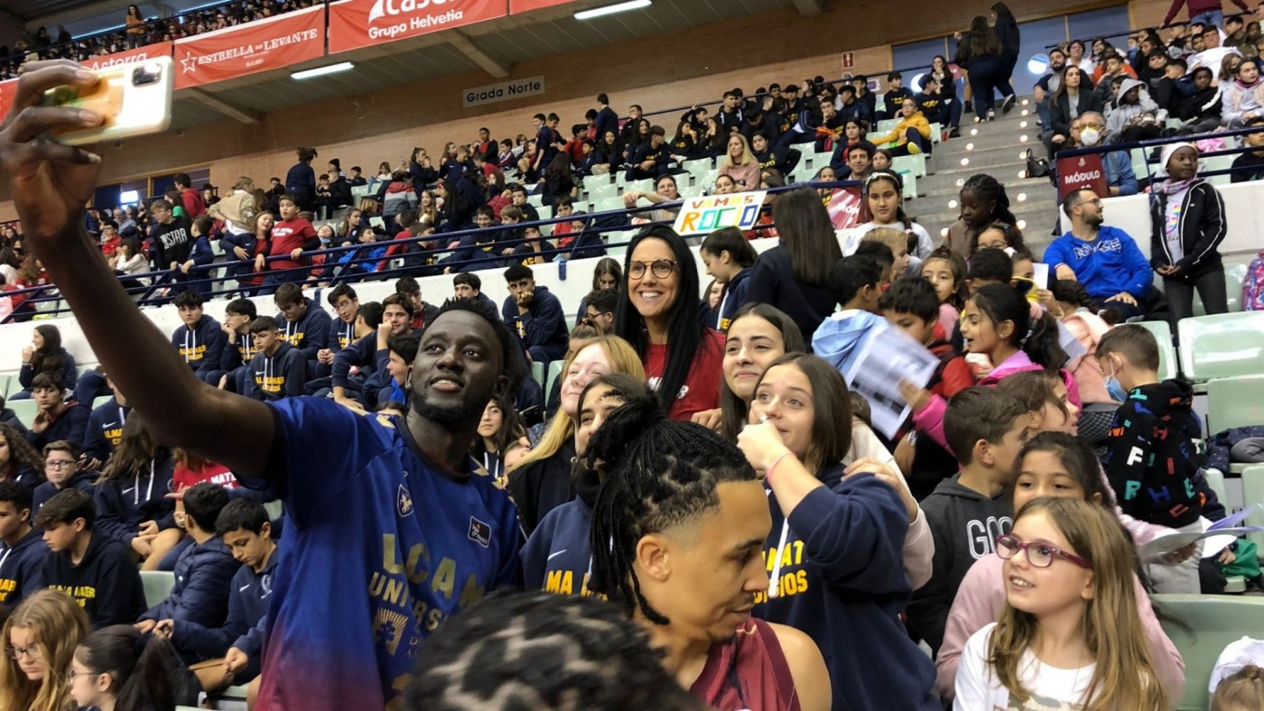 El Partido del Recreo llena de ilusión el Palacio con 7500 niños arropando al UCAM