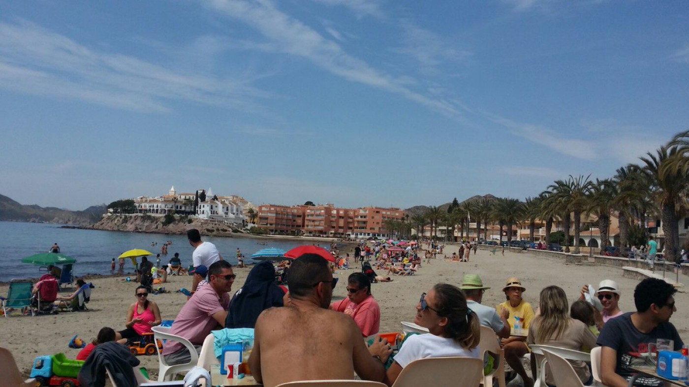 Turistas en la playa de Calabardina, Aguilas