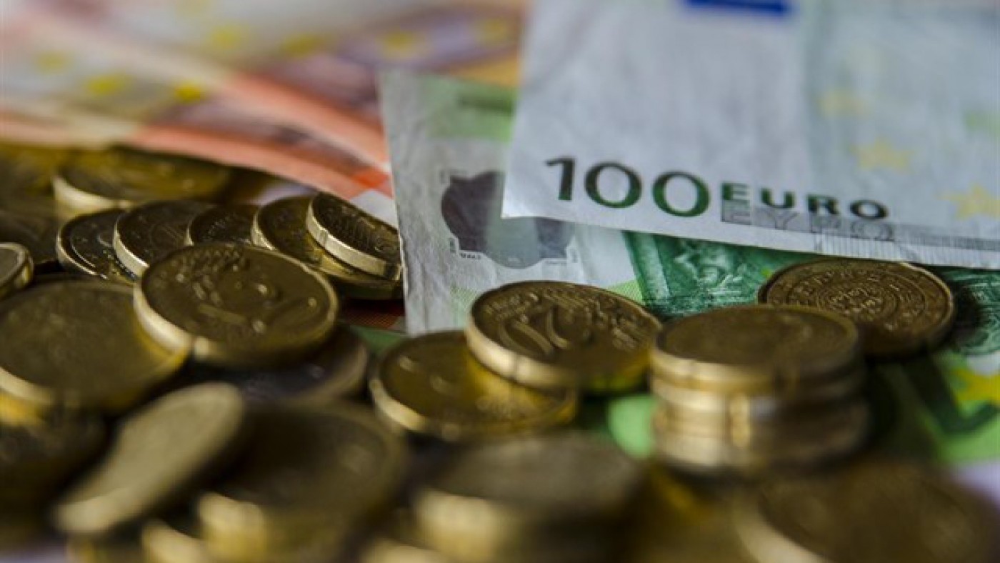 Imagen de monedas y billetes de euros