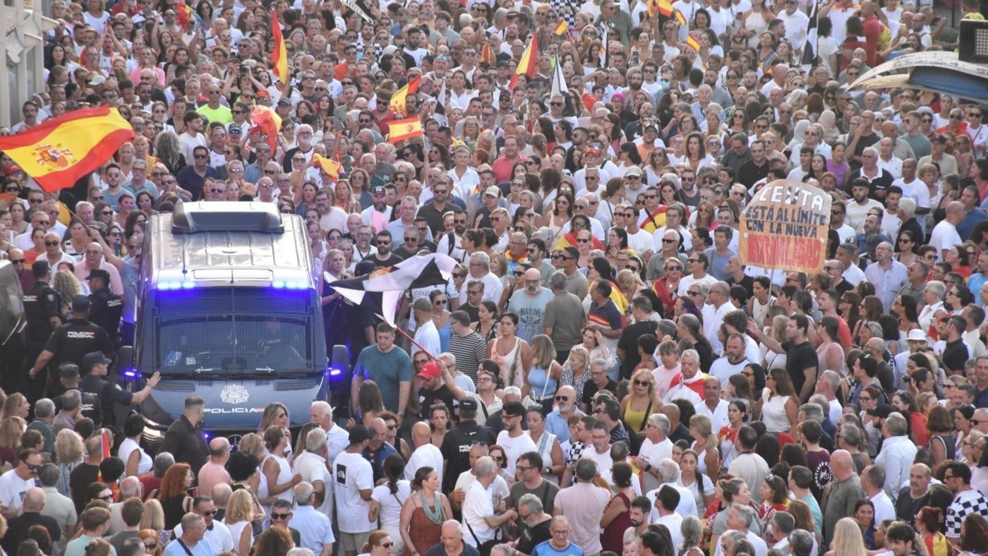 Miles de ceutíes claman contra la crisis migratoria al grito de "Ceuta es España"