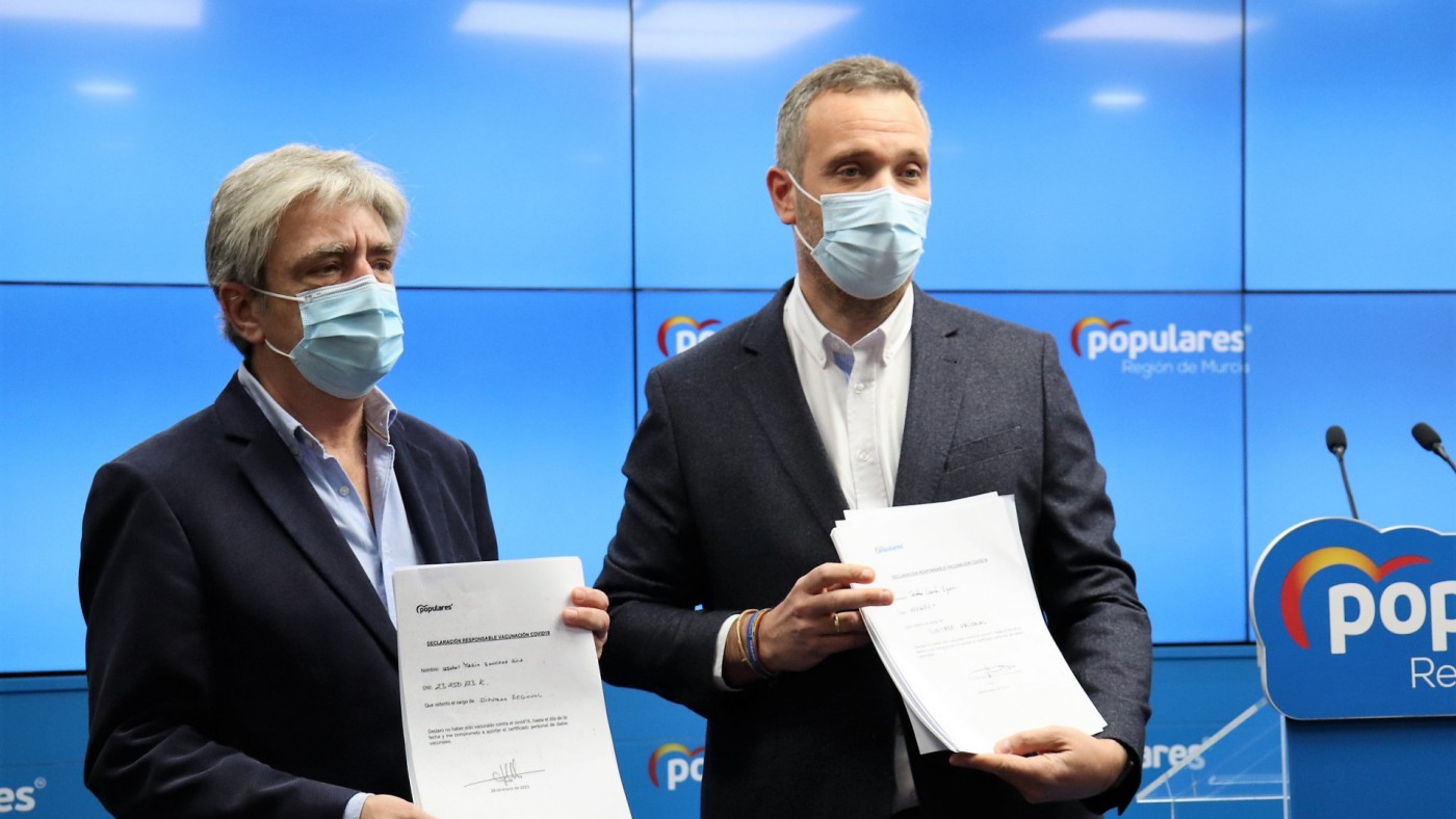 Segado junto al secretario general del PP, Miguel Ángel Miralles, muestra el registro